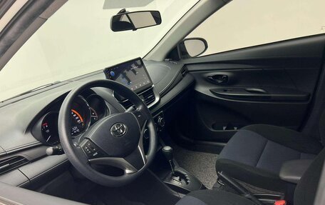 Toyota Yaris, 2022 год, 950 000 рублей, 13 фотография