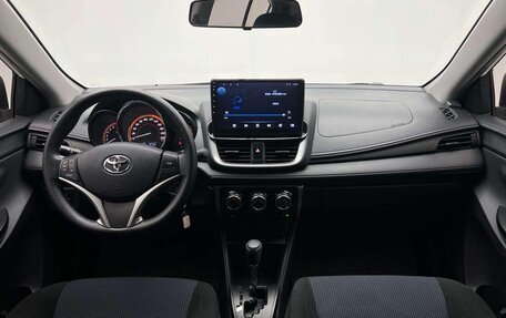 Toyota Yaris, 2022 год, 950 000 рублей, 15 фотография