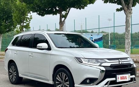 Mitsubishi Outlander III рестайлинг 3, 2022 год, 2 350 008 рублей, 3 фотография