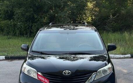 Toyota Sienna III, 2014 год, 2 150 000 рублей, 2 фотография