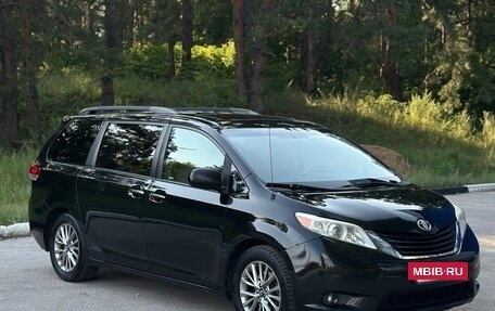 Toyota Sienna III, 2014 год, 2 150 000 рублей, 3 фотография