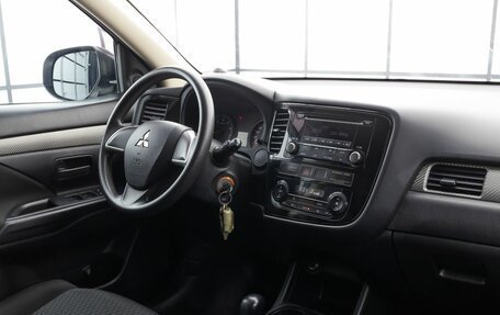 Mitsubishi Outlander III рестайлинг 3, 2013 год, 1 499 000 рублей, 10 фотография