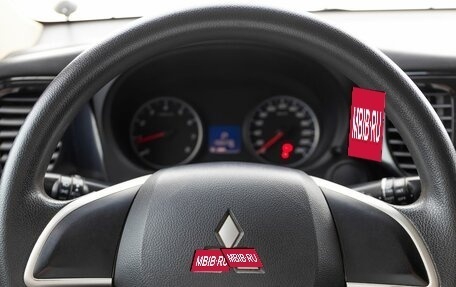 Mitsubishi Outlander III рестайлинг 3, 2013 год, 1 499 000 рублей, 12 фотография