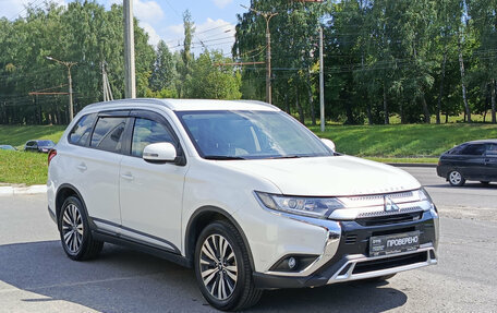 Mitsubishi Outlander III рестайлинг 3, 2020 год, 2 400 000 рублей, 3 фотография