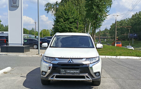 Mitsubishi Outlander III рестайлинг 3, 2020 год, 2 400 000 рублей, 2 фотография