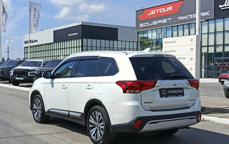 Mitsubishi Outlander III рестайлинг 3, 2020 год, 2 400 000 рублей, 8 фотография