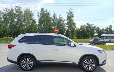 Mitsubishi Outlander III рестайлинг 3, 2020 год, 2 400 000 рублей, 5 фотография