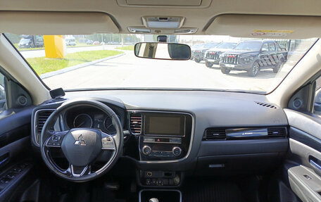 Mitsubishi Outlander III рестайлинг 3, 2020 год, 2 400 000 рублей, 17 фотография