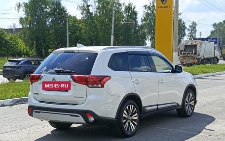 Mitsubishi Outlander III рестайлинг 3, 2020 год, 2 400 000 рублей, 6 фотография