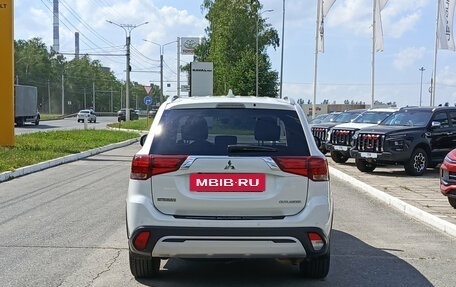 Mitsubishi Outlander III рестайлинг 3, 2020 год, 2 400 000 рублей, 7 фотография
