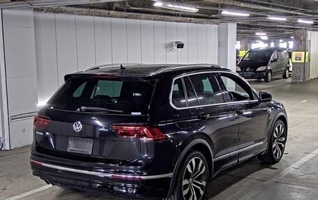 Volkswagen Tiguan II, 2018 год, 2 115 000 рублей, 2 фотография