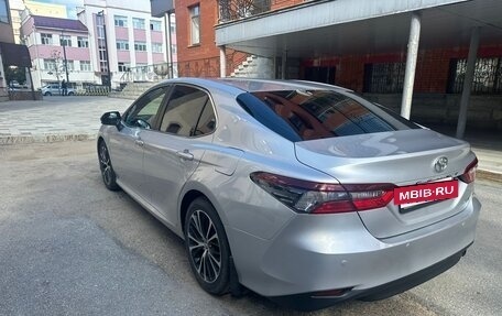 Toyota Camry, 2022 год, 3 450 000 рублей, 5 фотография