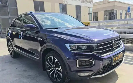 Volkswagen T-Roc I, 2023 год, 2 111 000 рублей, 2 фотография