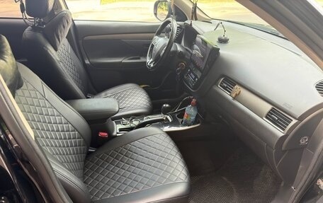 Mitsubishi Outlander III рестайлинг 3, 2018 год, 1 350 000 рублей, 9 фотография