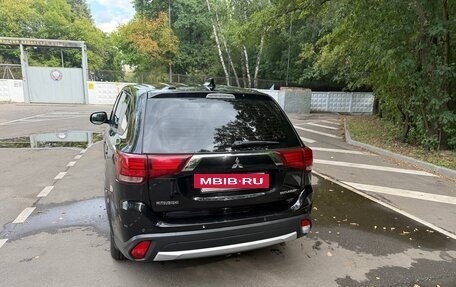 Mitsubishi Outlander III рестайлинг 3, 2018 год, 1 350 000 рублей, 2 фотография