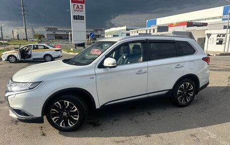 Mitsubishi Outlander III рестайлинг 3, 2018 год, 2 700 000 рублей, 3 фотография