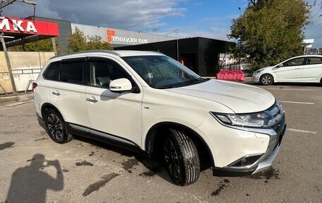 Mitsubishi Outlander III рестайлинг 3, 2018 год, 2 700 000 рублей, 2 фотография