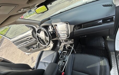Mitsubishi Outlander III рестайлинг 3, 2018 год, 2 700 000 рублей, 6 фотография
