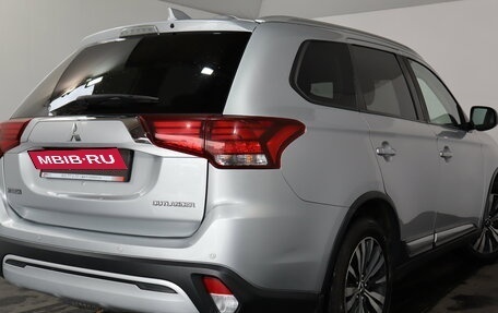 Mitsubishi Outlander III рестайлинг 3, 2019 год, 1 699 000 рублей, 6 фотография
