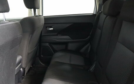 Mitsubishi Outlander III рестайлинг 3, 2019 год, 1 699 000 рублей, 13 фотография