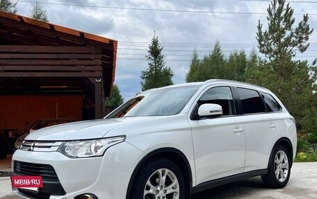 Mitsubishi Outlander III рестайлинг 3, 2014 год, 1 650 000 рублей, 2 фотография