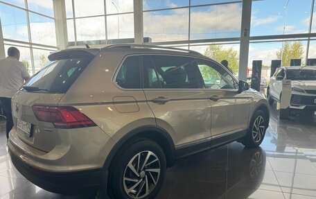 Volkswagen Tiguan II, 2018 год, 2 595 000 рублей, 4 фотография