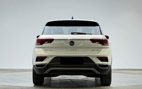 Volkswagen T-Roc I, 2023 год, 2 092 000 рублей, 2 фотография