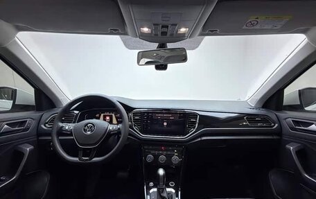 Volkswagen T-Roc I, 2023 год, 2 092 000 рублей, 12 фотография
