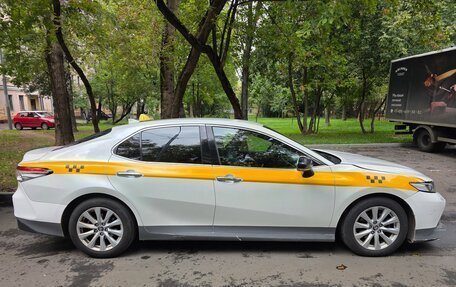Toyota Camry, 2019 год, 1 390 000 рублей, 4 фотография
