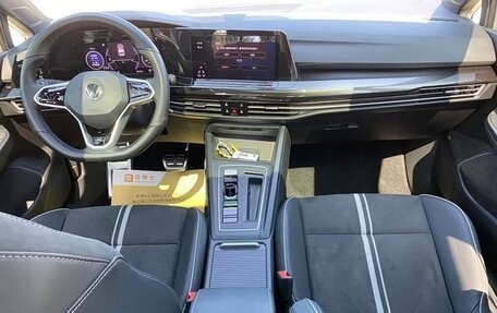 Volkswagen Golf VIII, 2023 год, 2 200 000 рублей, 13 фотография