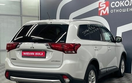 Mitsubishi Outlander III рестайлинг 3, 2016 год, 1 799 900 рублей, 6 фотография