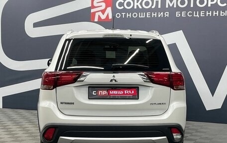 Mitsubishi Outlander III рестайлинг 3, 2016 год, 1 799 900 рублей, 5 фотография