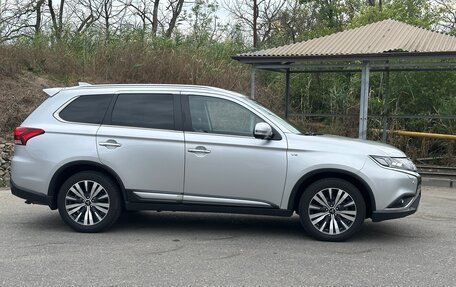 Mitsubishi Outlander III рестайлинг 3, 2019 год, 3 049 000 рублей, 4 фотография