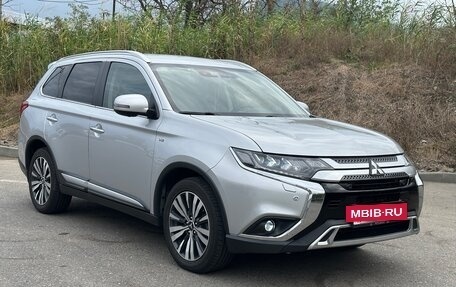 Mitsubishi Outlander III рестайлинг 3, 2019 год, 3 049 000 рублей, 3 фотография