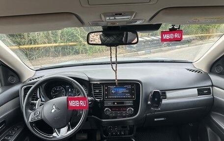 Mitsubishi Outlander III рестайлинг 3, 2019 год, 3 049 000 рублей, 10 фотография