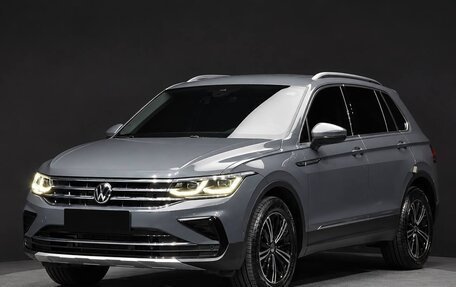 Volkswagen Tiguan II, 2023 год, 3 840 000 рублей, 1 фотография