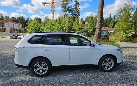 Mitsubishi Outlander III рестайлинг 3, 2014 год, 1 570 000 рублей, 4 фотография