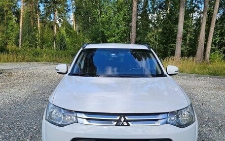 Mitsubishi Outlander III рестайлинг 3, 2014 год, 1 570 000 рублей, 3 фотография