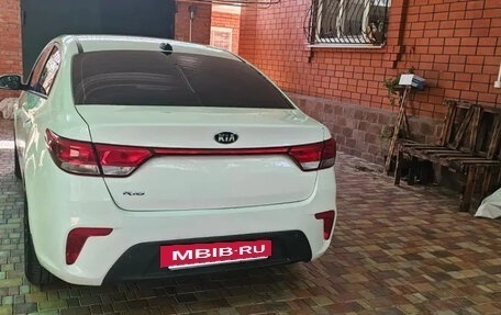 KIA Rio IV, 2018 год, 1 100 000 рублей, 3 фотография