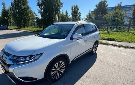 Mitsubishi Outlander III рестайлинг 3, 2021 год, 2 700 000 рублей, 2 фотография