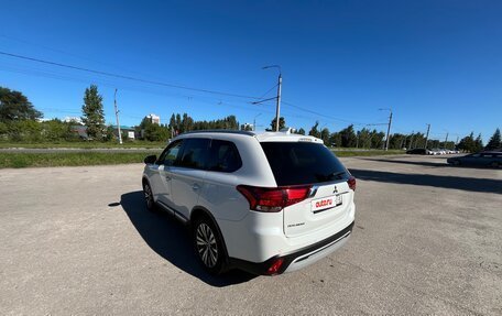 Mitsubishi Outlander III рестайлинг 3, 2021 год, 2 700 000 рублей, 7 фотография