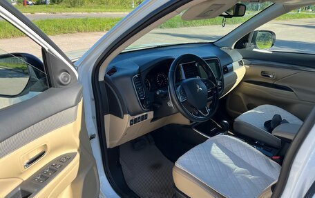 Mitsubishi Outlander III рестайлинг 3, 2021 год, 2 700 000 рублей, 4 фотография