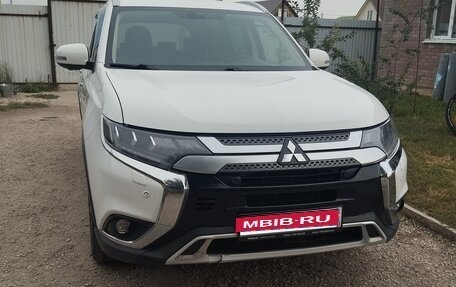 Mitsubishi Outlander III рестайлинг 3, 2019 год, 2 250 000 рублей, 1 фотография