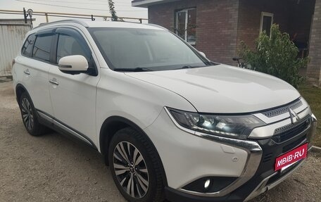 Mitsubishi Outlander III рестайлинг 3, 2019 год, 2 250 000 рублей, 4 фотография