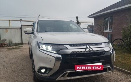 Mitsubishi Outlander III рестайлинг 3, 2019 год, 2 250 000 рублей, 5 фотография