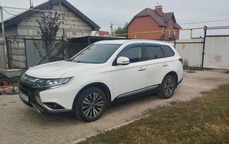 Mitsubishi Outlander III рестайлинг 3, 2019 год, 2 250 000 рублей, 16 фотография
