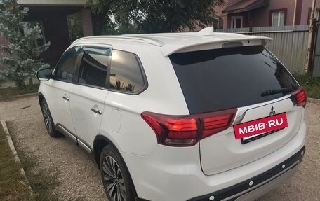 Mitsubishi Outlander III рестайлинг 3, 2019 год, 2 250 000 рублей, 10 фотография