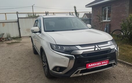 Mitsubishi Outlander III рестайлинг 3, 2019 год, 2 250 000 рублей, 13 фотография