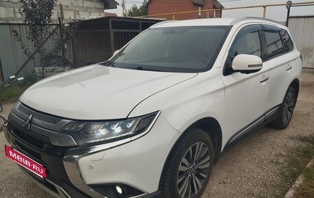Mitsubishi Outlander III рестайлинг 3, 2019 год, 2 250 000 рублей, 3 фотография