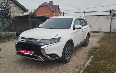 Mitsubishi Outlander III рестайлинг 3, 2019 год, 2 250 000 рублей, 15 фотография